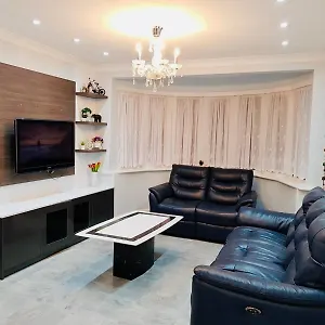 Luxury 2 Bed House With Parking Next To Station And Shops