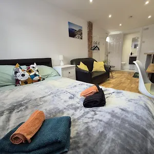 Apartment Your Escape - Cosy W Fast Wi-fi & Free Onstreet Parking London