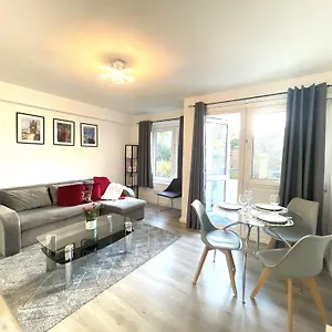 Comfortable Flat Near To Apartment *