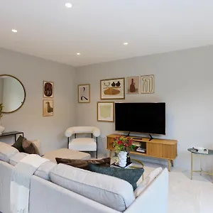 The Letchford Garden Mews - Elegant 2bdr House With Garden & Patio *
