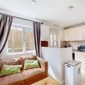 Spacious 1 Bed - Near London Walking To Arnos Grove Tube, Alexandra Palace * New Southgate