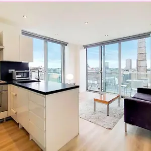 Stunning Views Of The Shard And Apartment London