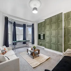 Large 4-bedroom In The Heart Of London Holiday home *