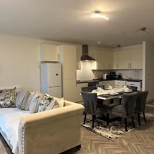 Luxury 3 Bedroom *