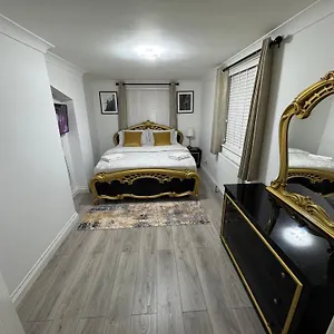 Apartment Modern 2-bed Flat Sleeps Up To 5