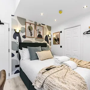 Experience In A Unique & Vibrant Apartment London