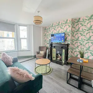 Lovely 2-bedroom Flat With Indoor Fireplace In Shepherds Bush, Near White London