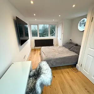 Greater London Getaway Apartment