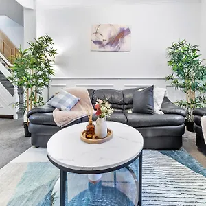 Apartment Charming Retreat,4 Bedroom House,garden,free Parking *