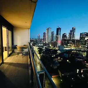 Gorgeous High-rise - Skyline Views & Prime Location * London