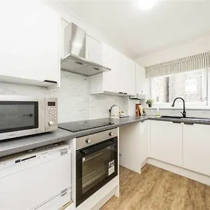 Bright Newly Refurbished London