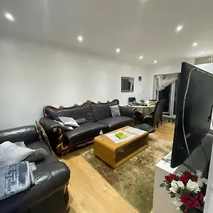 2 Bedroom House Holiday home Northolt (Greater London)