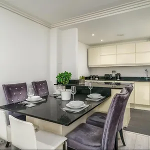Luxurious Spacious 2 Bed W Terrace Apartment *