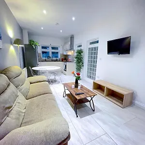 Hammersmith Broadway Apartment *