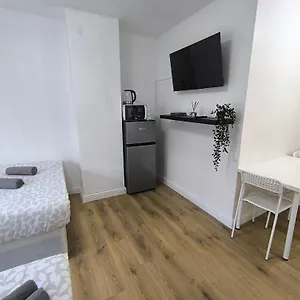 Guest house 4 Pers Style South Wimledon Tube Station