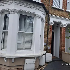 Charming Tooting Hideaway Garden, Resident Parking, Near Tooting Hospital Apartment London
