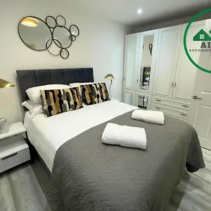 Aisiki Living At Hayes, 3 Bedroom Pet-friendly House With Garden, Single Or Double Beds With Free Wi-fi & Parking Apartment Northolt (Greater London)