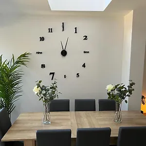 Entire 5 Bedroom With Garden - Sleeps 9 Apartment