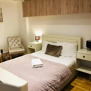 Large Group Friendly South Belgravia 4br London