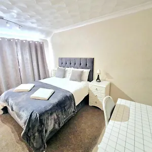 Cosy Luxurious Large 3 Bedroom House, Free Parking, Free Wifi Apartment Havering