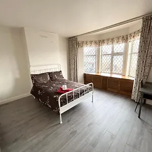 Guest house Double Bedroom Near Heathrow Airport & London *
