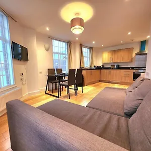 Apartment Spacious 2-bed Flat - Close To Tube, Sleeps 6