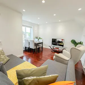 Cozy 2-bedroom Flat With Private Balcony Near Islington Station, Canonbury London
