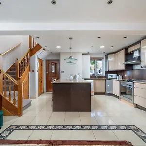 Beautiful 3 Bedroom Maisonette * London