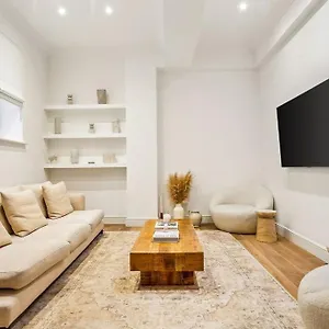 Apartment Luxury 2-bed Steps From Oxford Street London