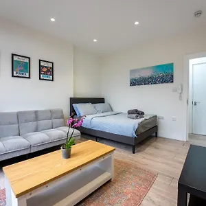 Modern Flat With Balcony In Heart Of Apartment *