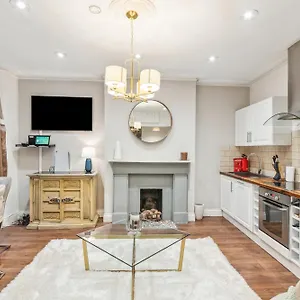 Stunning 2bed 2bath In Earls Court Sleeps Six *