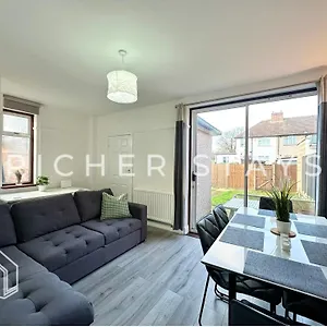 Wembley Large 4-bedroom House, Driveway And Garden Holiday home