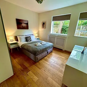 Quiet Residential Area Modern And Cozy Two Bed In Hampstead London