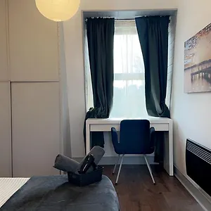 Mileend 4 Large Master Bedroom *