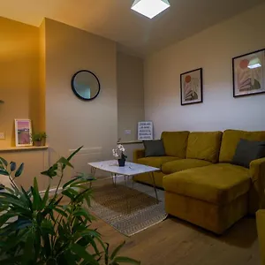 London 4 Bed Contractor Base With Pool Table Holiday home *