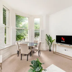 2 Min Walk Earls Court Station - Luxury 2 Bedroom Flat London