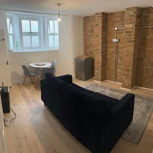 Basement Flat Is Stoke Newington Apartment London