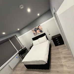 Letzi Private En-suite, Near Heathrow Airport T3