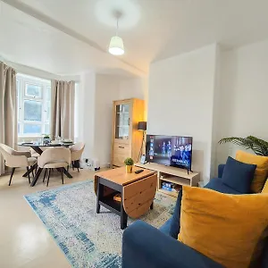 Like 2-bedroom Flat With Free Wi-fi In White City, Hammersmith, Shepherds Bush