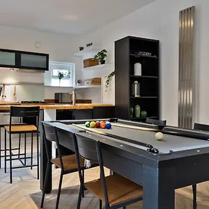 Pool Table High End - 2 Bedroom Flat London