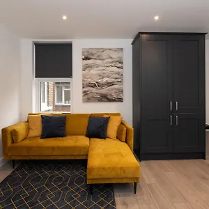 Woodside Park 3 Bedroom With Parking