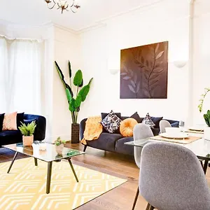 Beautiful Family Near Oxford Street London