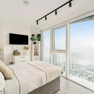 Homestay Modern Room, Scenic View, Fast Wi-fi, Balcony