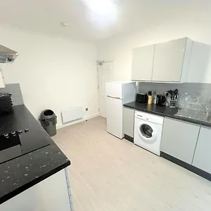New 5-bedroom House In Croydon South London Holiday home South Norwood