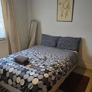 Antonio's Large Double Bedroom Homestay Thornton Heath