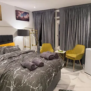 Luxury In Victoria, 7 Minutes Walk To Victoria Station, 4 Homestay