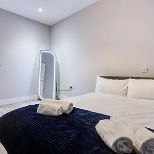 1 Bedroom Flat - 6 Mins From Heathrow Airport - Flat 14 *
