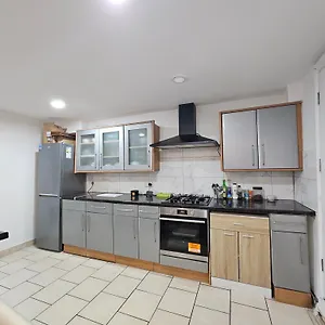 In E17 Close To Woodstreet Station Homestay London