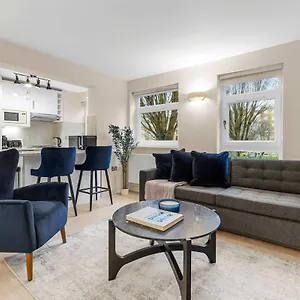 Modern Comfort In Prime Location * London