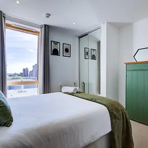 Apartment Modern 1-bed Entire Apartment, Zone 2 *